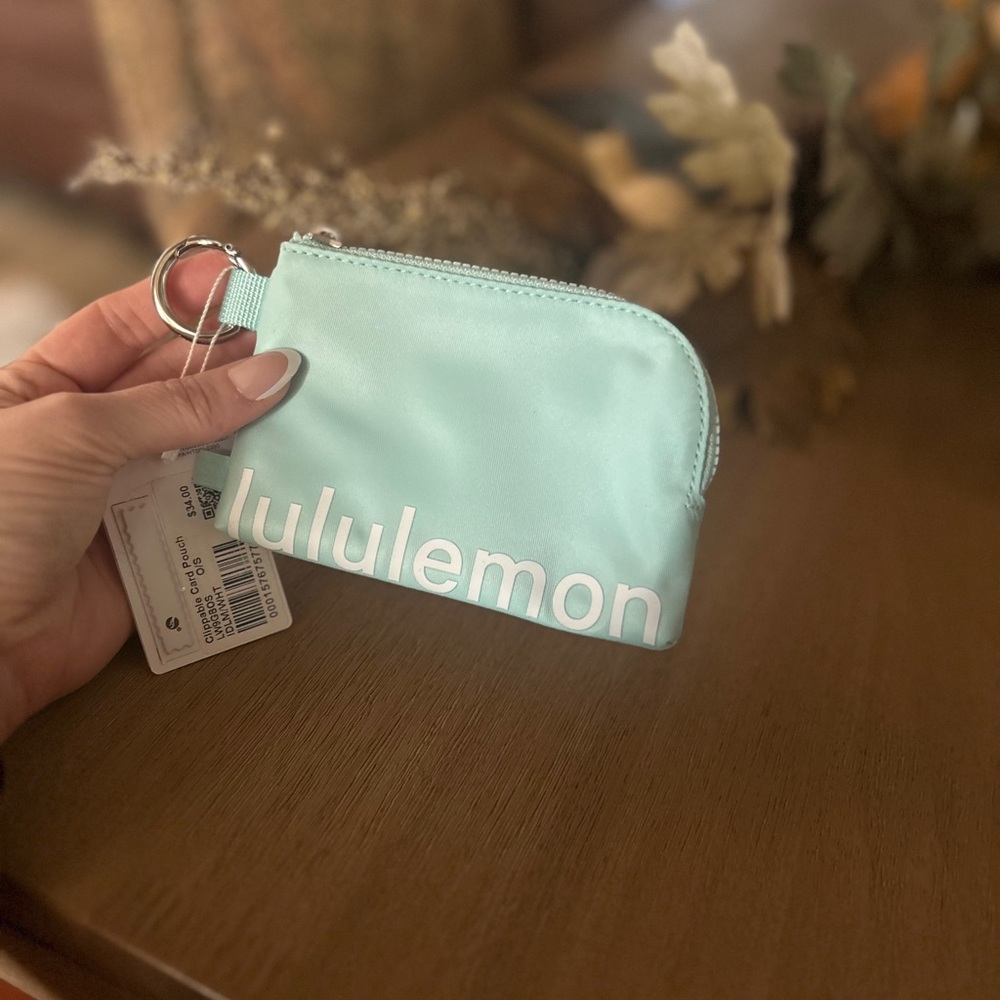 Lululemon clippable card pouch